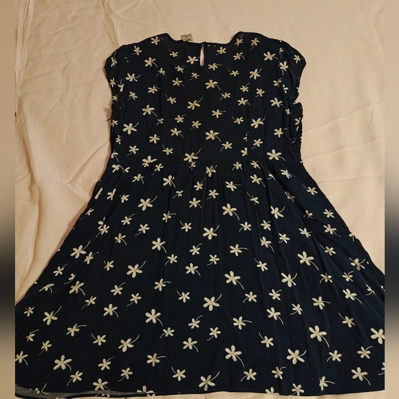 Lauren Conrad x Minnie Mouse Daisy Deess - Picture 2 of 5